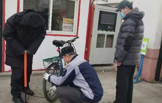 政興物業(yè)崇山公務(wù)員住宅項(xiàng)目設(shè)立便民服務(wù)臺(tái)--學(xué)習(xí)雷鋒，不只是口號(hào)，更是行動(dòng)
